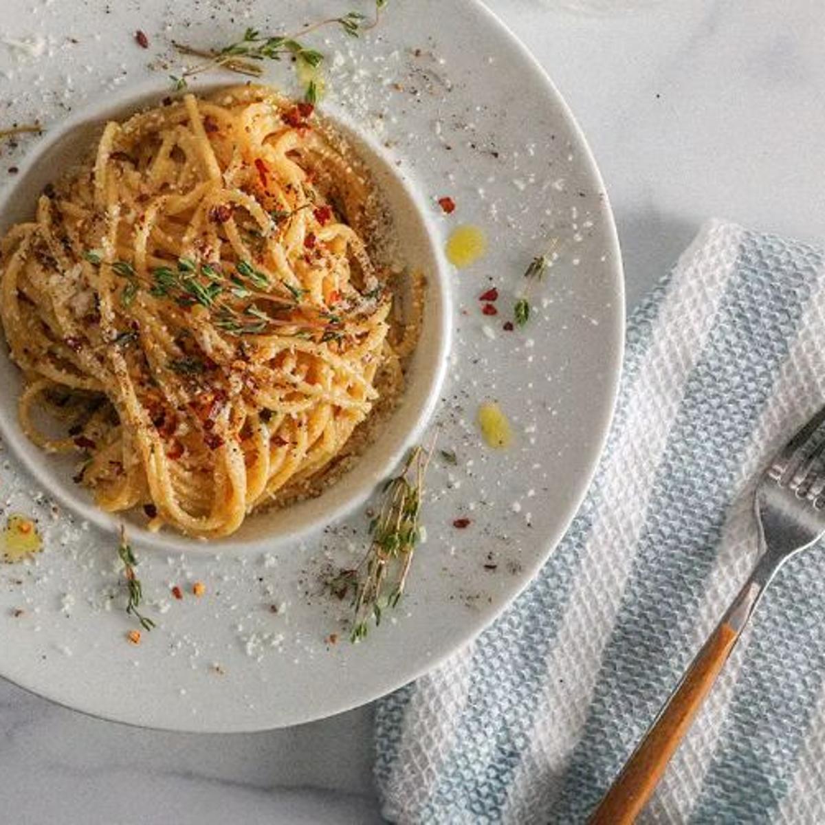 Creamy Cacio e pepe Pasta with Chili Flakes &amp; Thyme - Barilla Recipe |  |