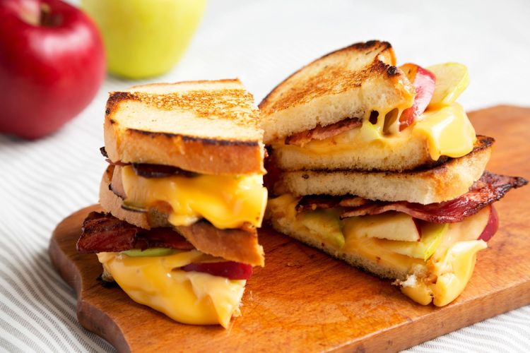Bacon Apple Cheddar Grilled Cheese